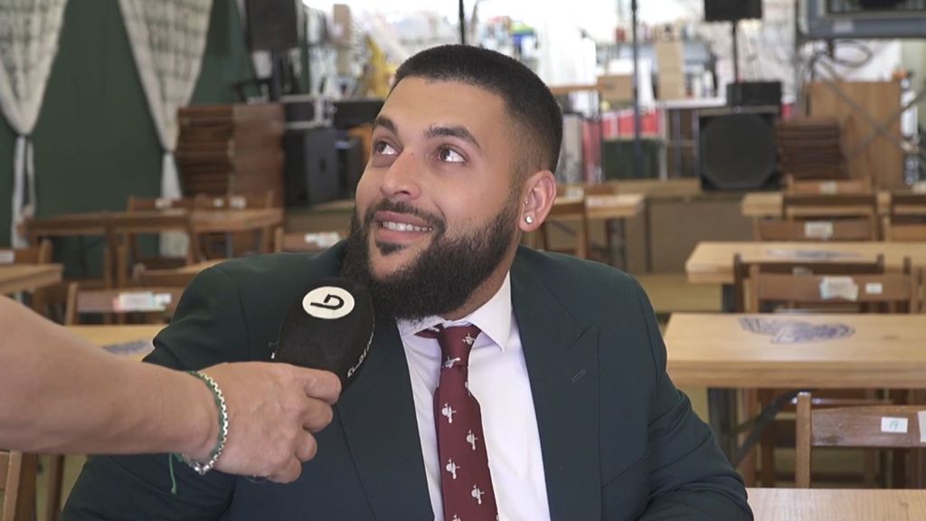 La afición del Betis celebra la vuelta de Isco Alarcón en la Feria