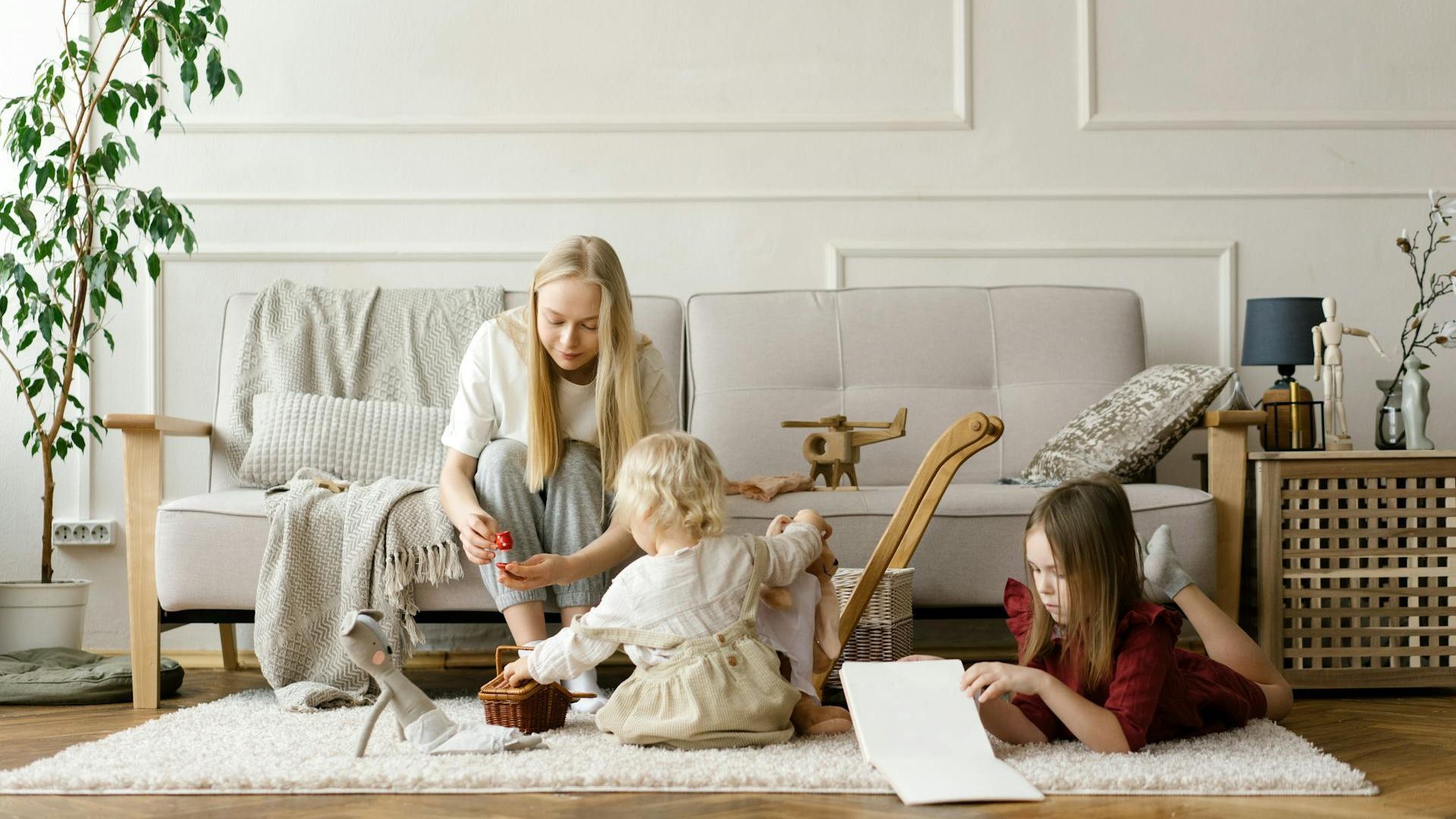 Una madre juega con sus hijos