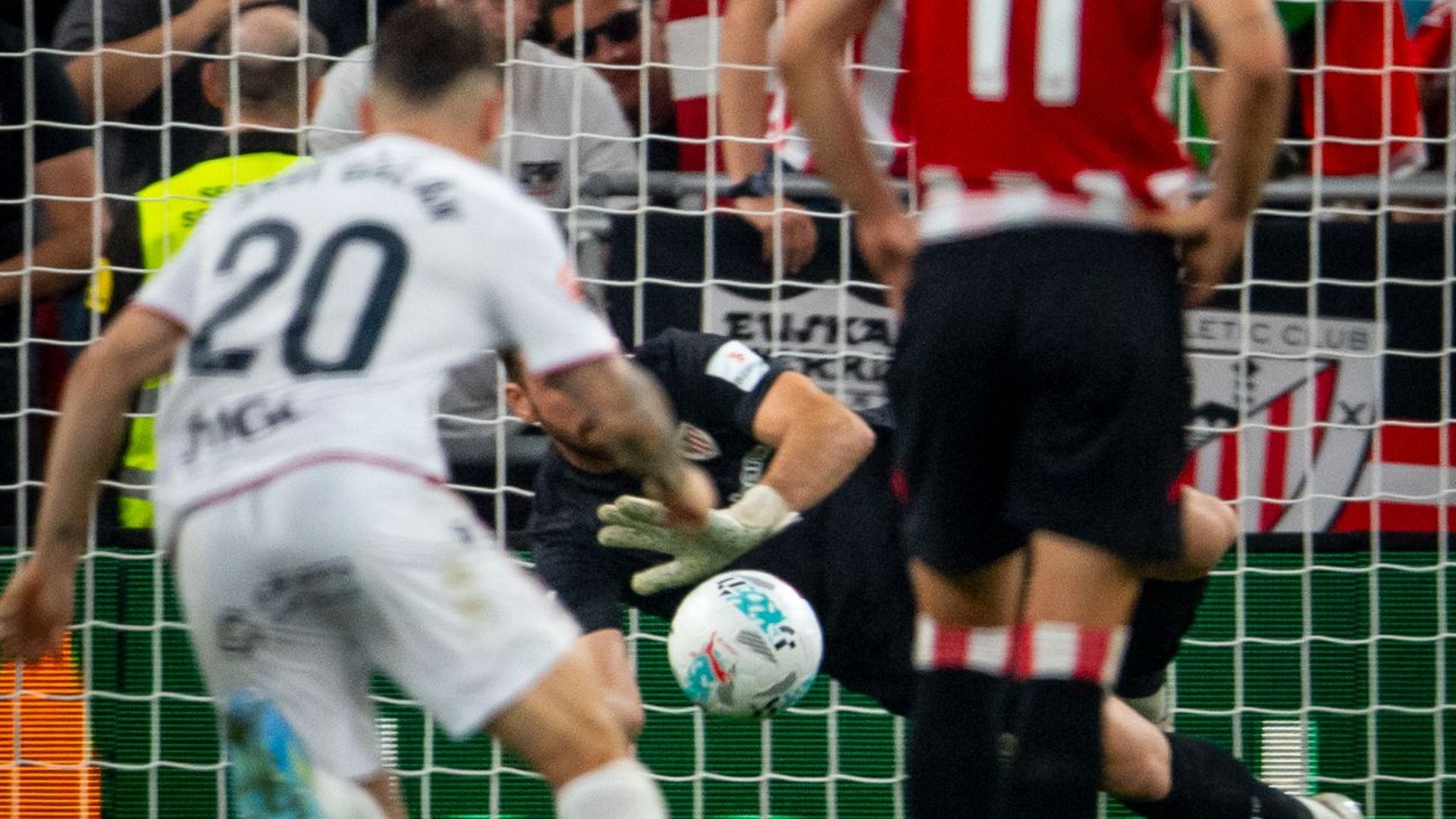 Unai Simón le para un penalti a Ante Budimir de Osasuna en San Mamés