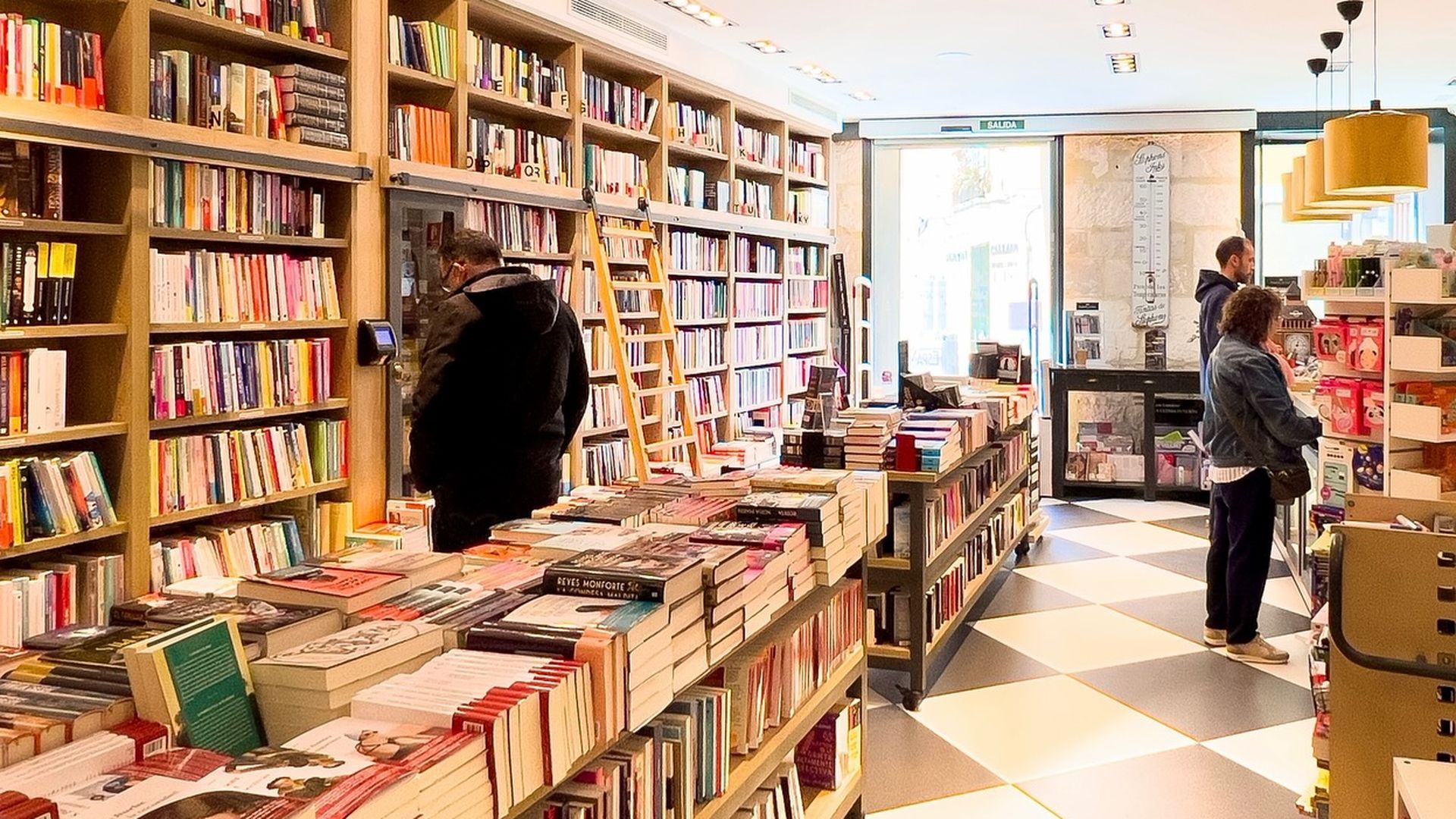 Unas personas en la librería hijos de Santiago Rodríguez