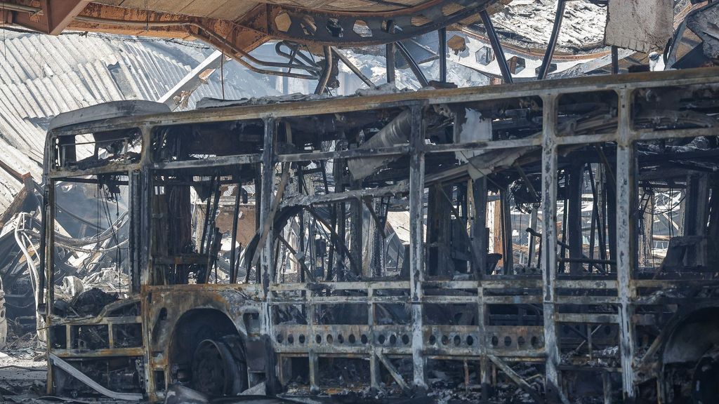 El incendio que destruyó la mitad de la flota de autobuses de Burgos pudo originarse en el motor de uno de los vehículos