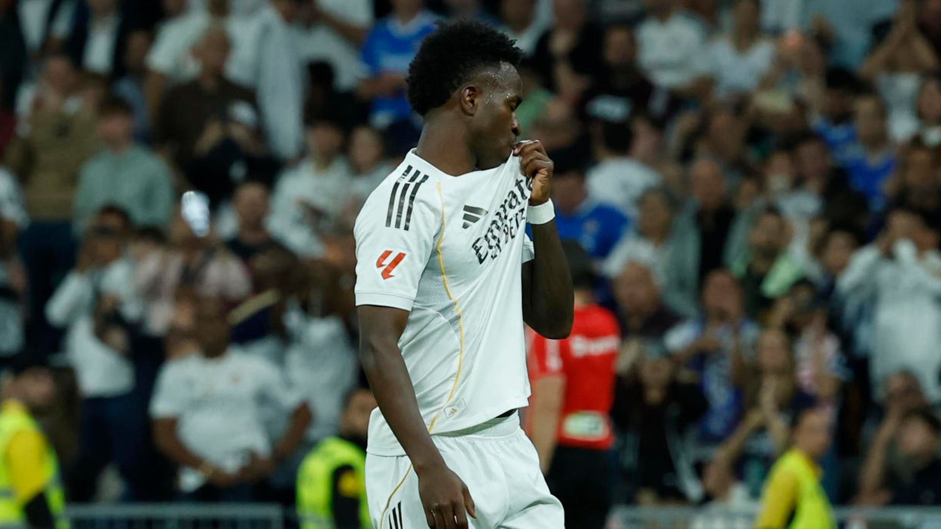 Vinicius besándose el escudo del Real Madrid