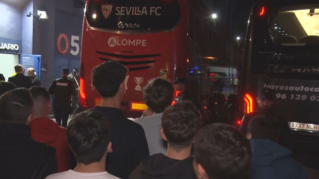 Aficionados del Sevilla increpan a los jugadores