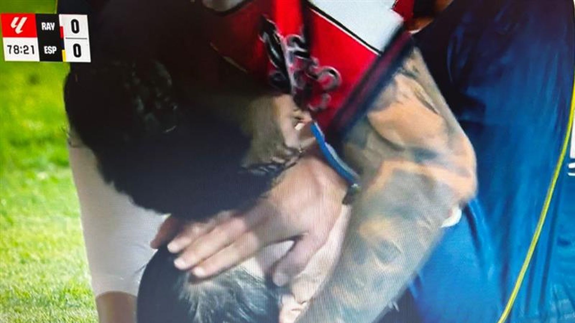 Andrei Ratiu y su beso a Pere Milla