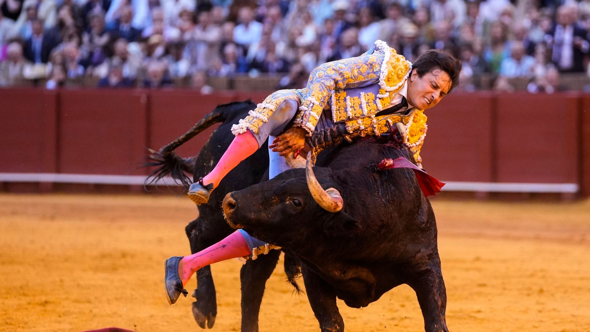 Andrés Roca Rey en el momento de la cogida