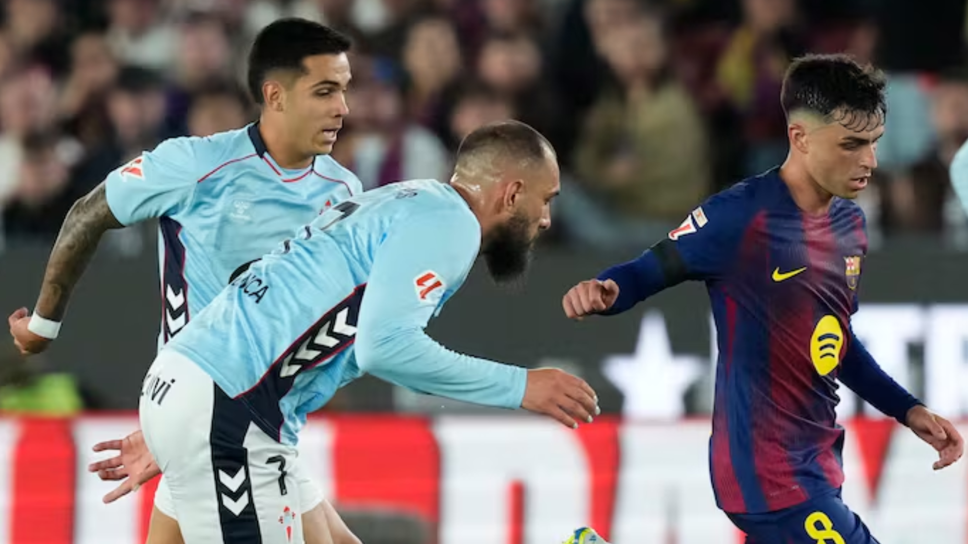 Borja Iglesias disputando un duelo en el Camp Nou