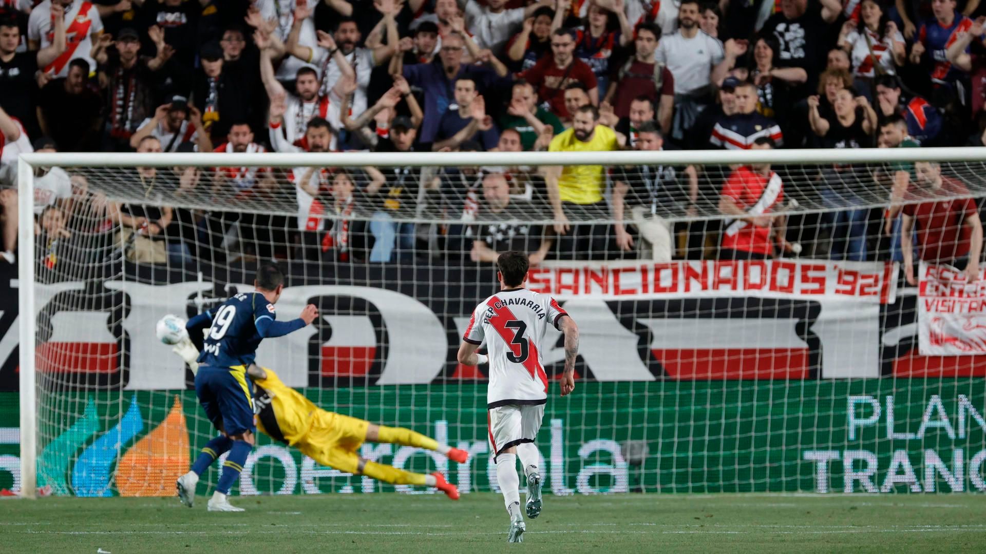 Cárdenas parando el penalti a Kike García