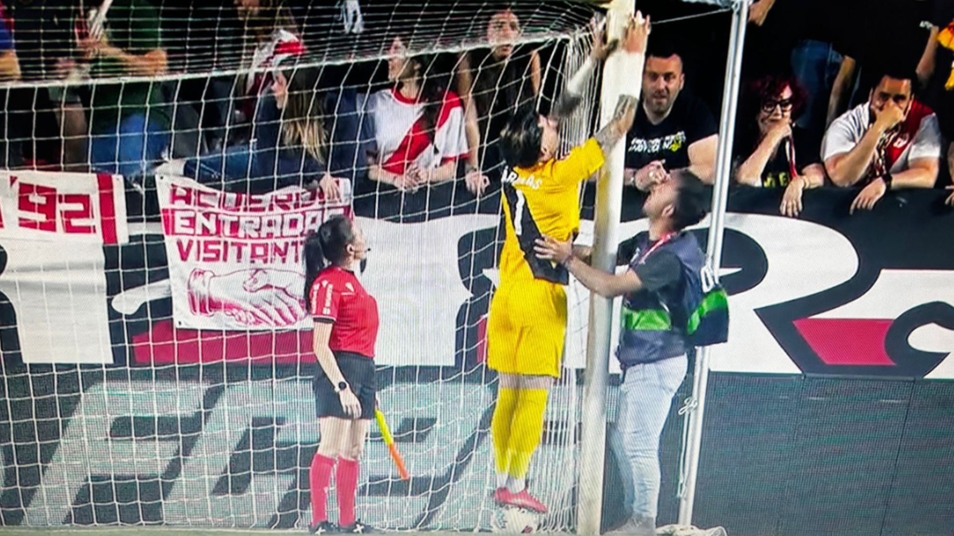 Dani Cárdenas arreglando la portería de Vallecas