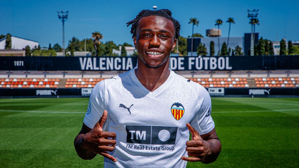 Debuta David Otorbi, el jugador más joven en la historia del Valencia