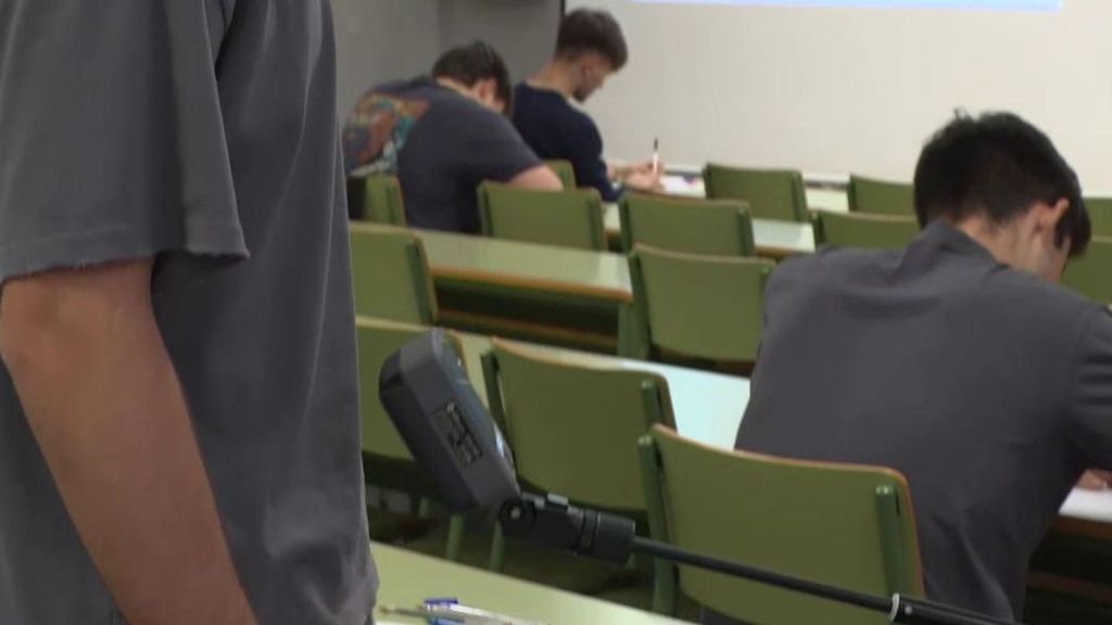 La IA provoca ya que haya profesores 'armados' con dispositivos de radiofrecuencia para cazar copiones