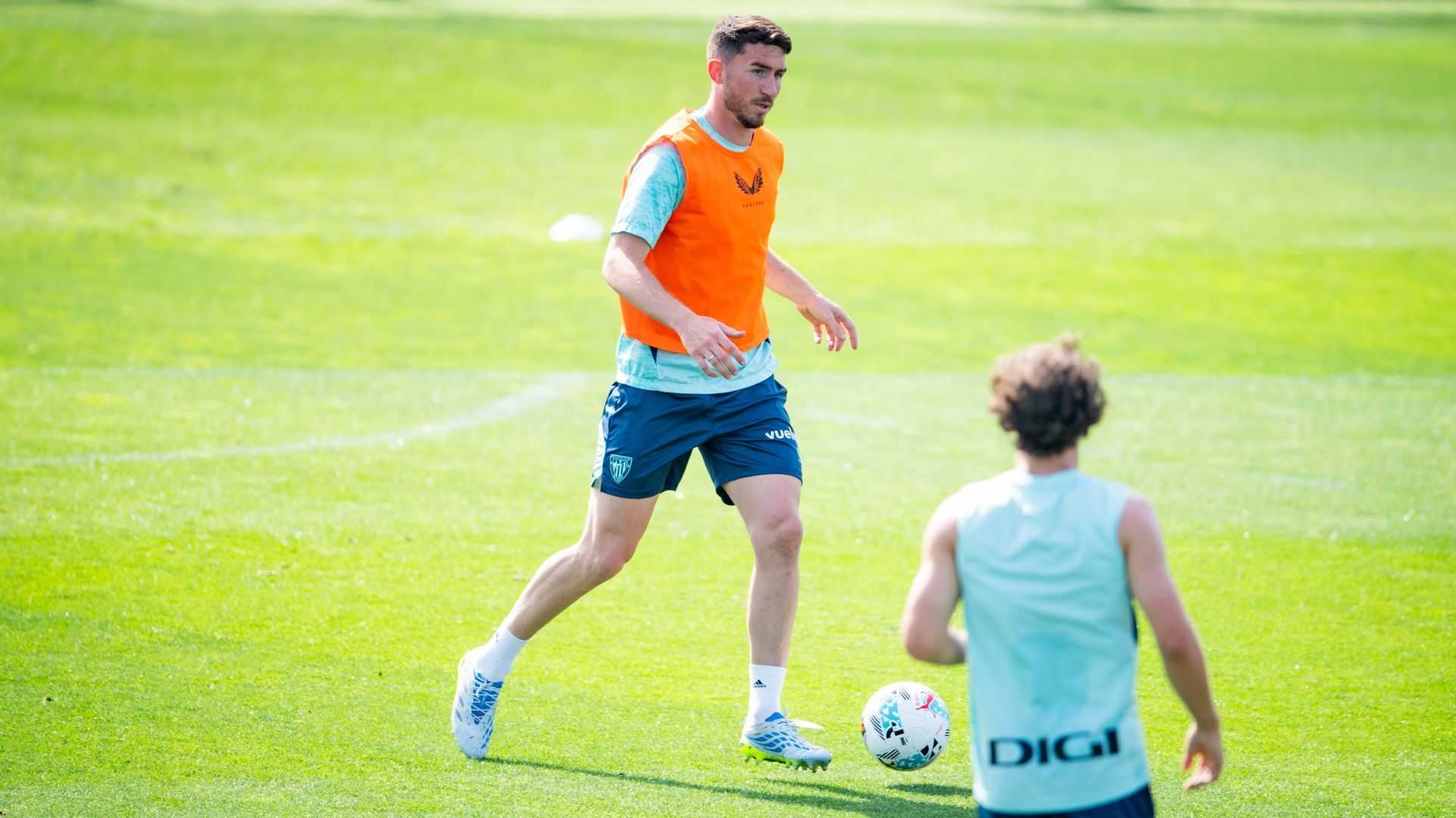 El central Aymeric Laporte la lleva en un entrenamiento en Lezama