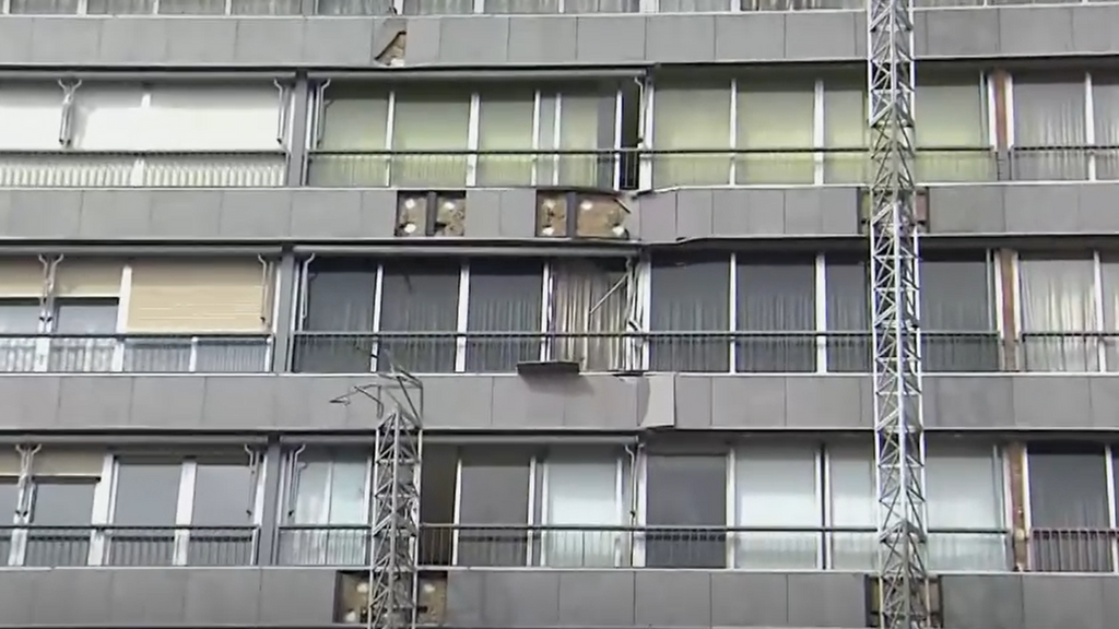 Momento en el que el desprendimiento de un andamio acaba con la vida de dos trabajadores en Benidorm, Alicante