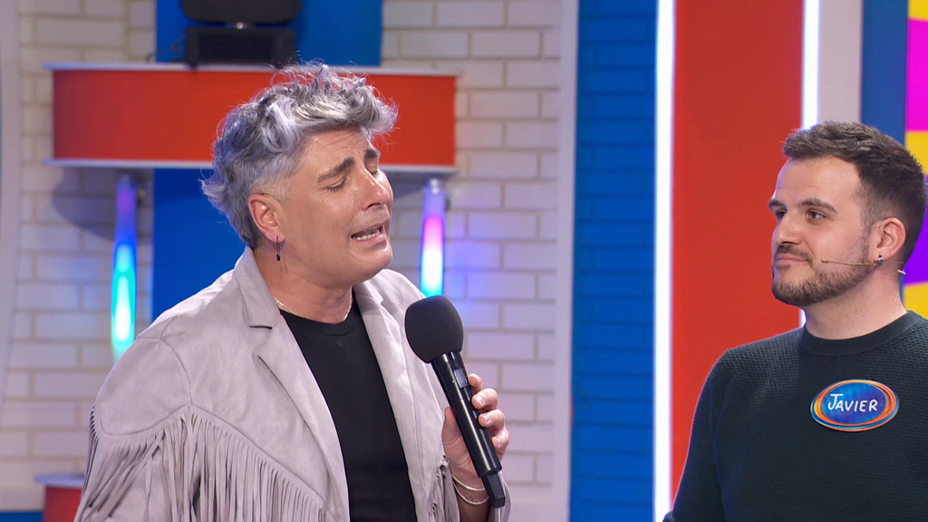 El marido de un concursante sorprende a todos cantando una copla de Rocío Jurado: "Canta de maravilla"