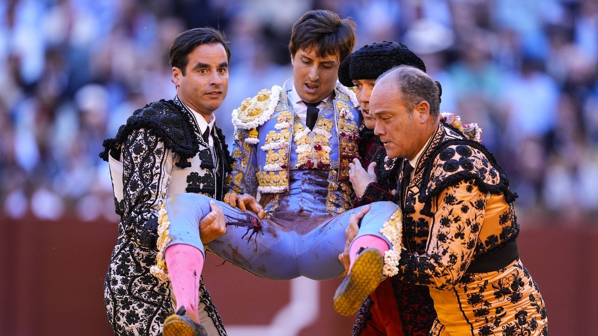 El momento donde sacan a Roca Rey tras haber recibido la cornada