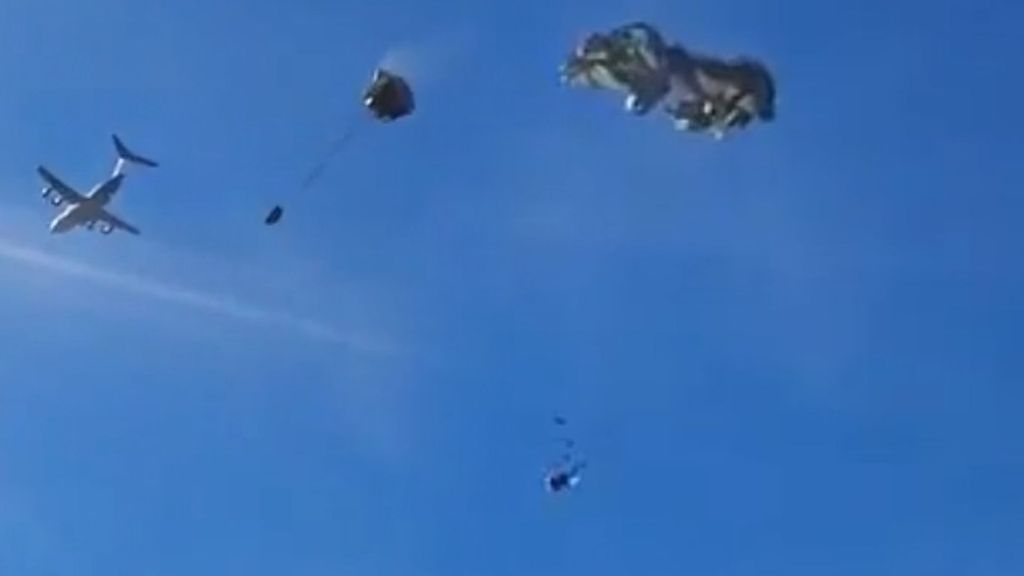 El lanzamiento fallido en paracaídas de un vehículo del Ejército de Tierra valorado en unos 600.000 euros acaba en destrozo