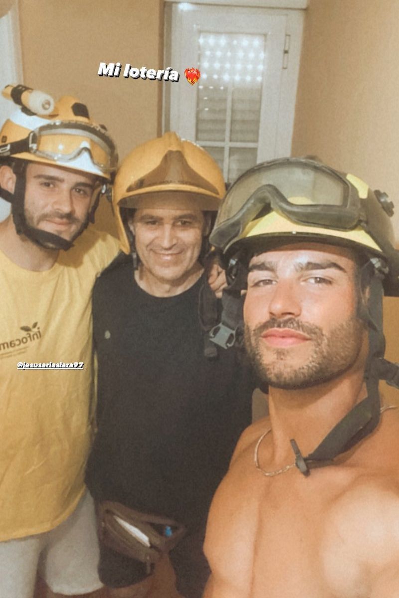 Gerard Arias, junto a su hermano y su padre, en una imagen de redes sociales