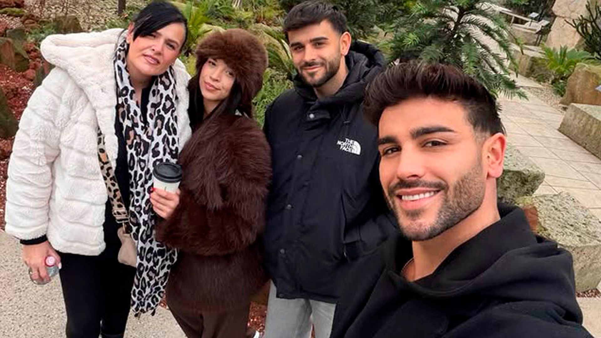 Gerard Arias, su madre y sus hermanos, en una imagen de sus redes sociales
