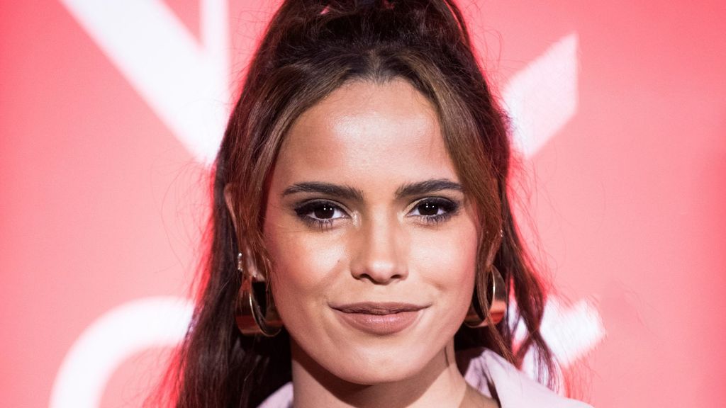 Gloria Camila revoluciona la Feria con un vestido de flamenco hecho con un nórdico y una funda de cojín