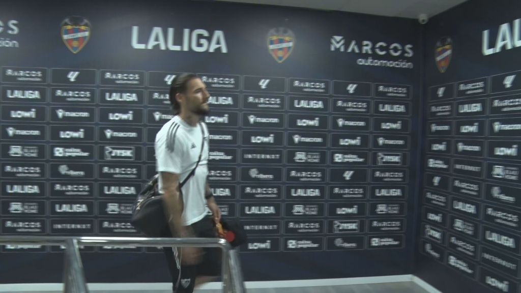 La salida del Sevilla FC del Ciutat de Valencia