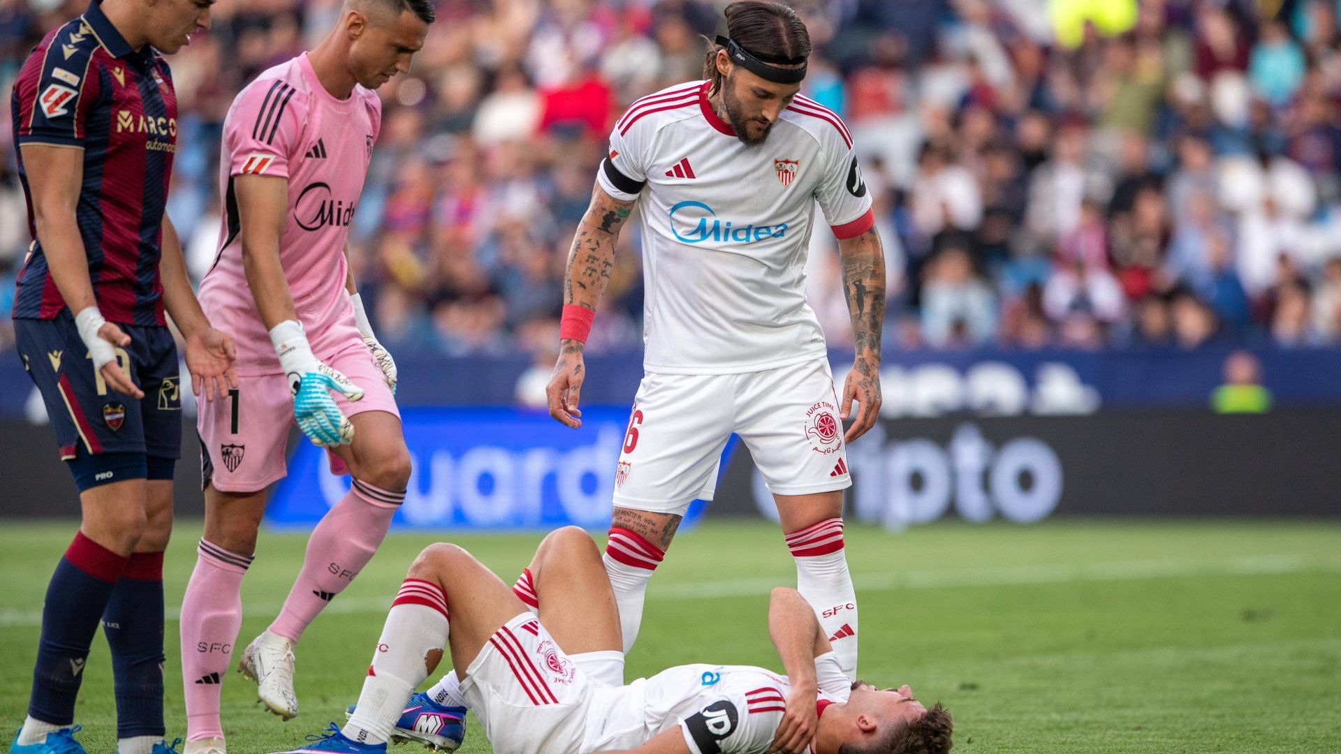 Gudelj y Kike Salas, ante el Levante