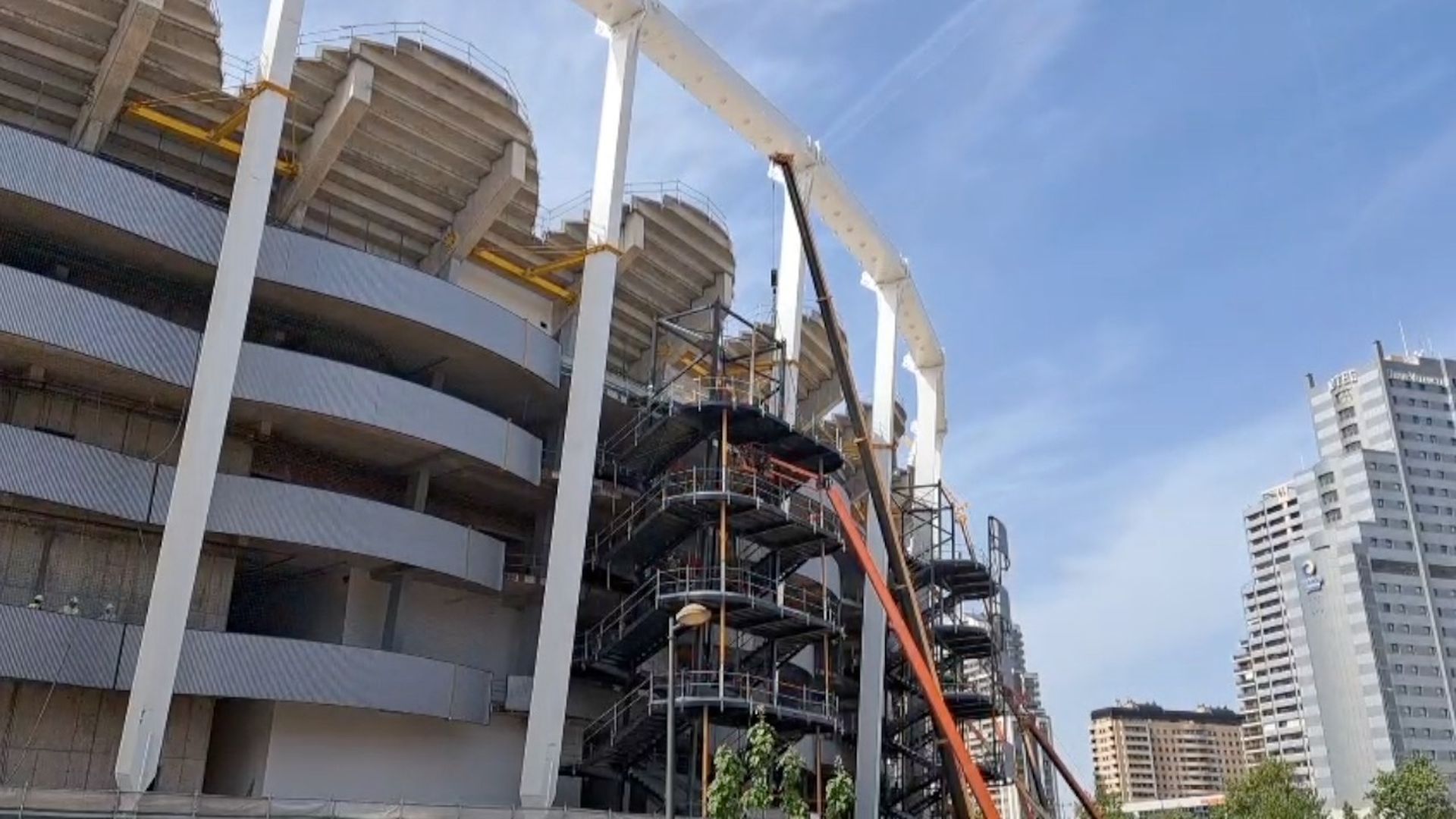 Instalación de una escalera del Nou Mestalla