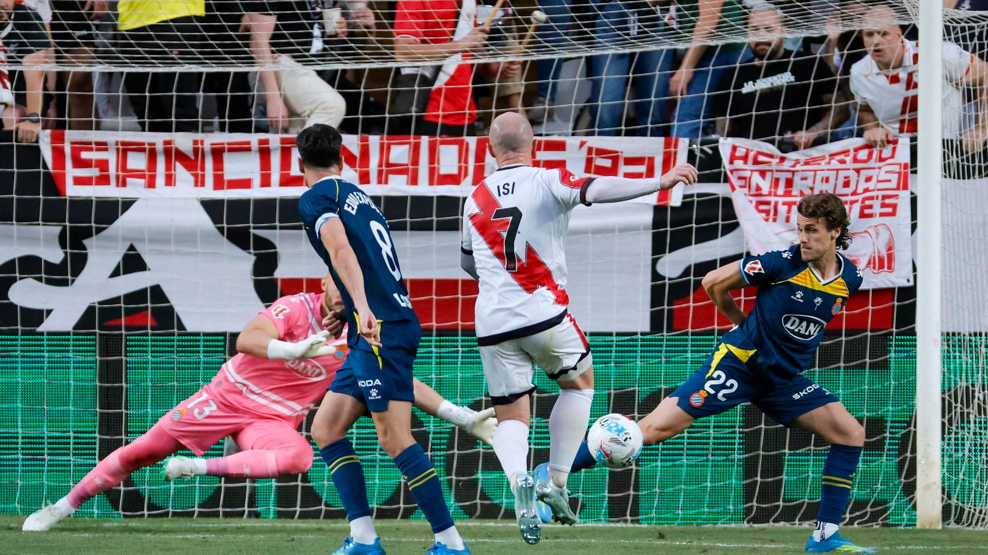 Isi Palazón disparando ante el Espanyol