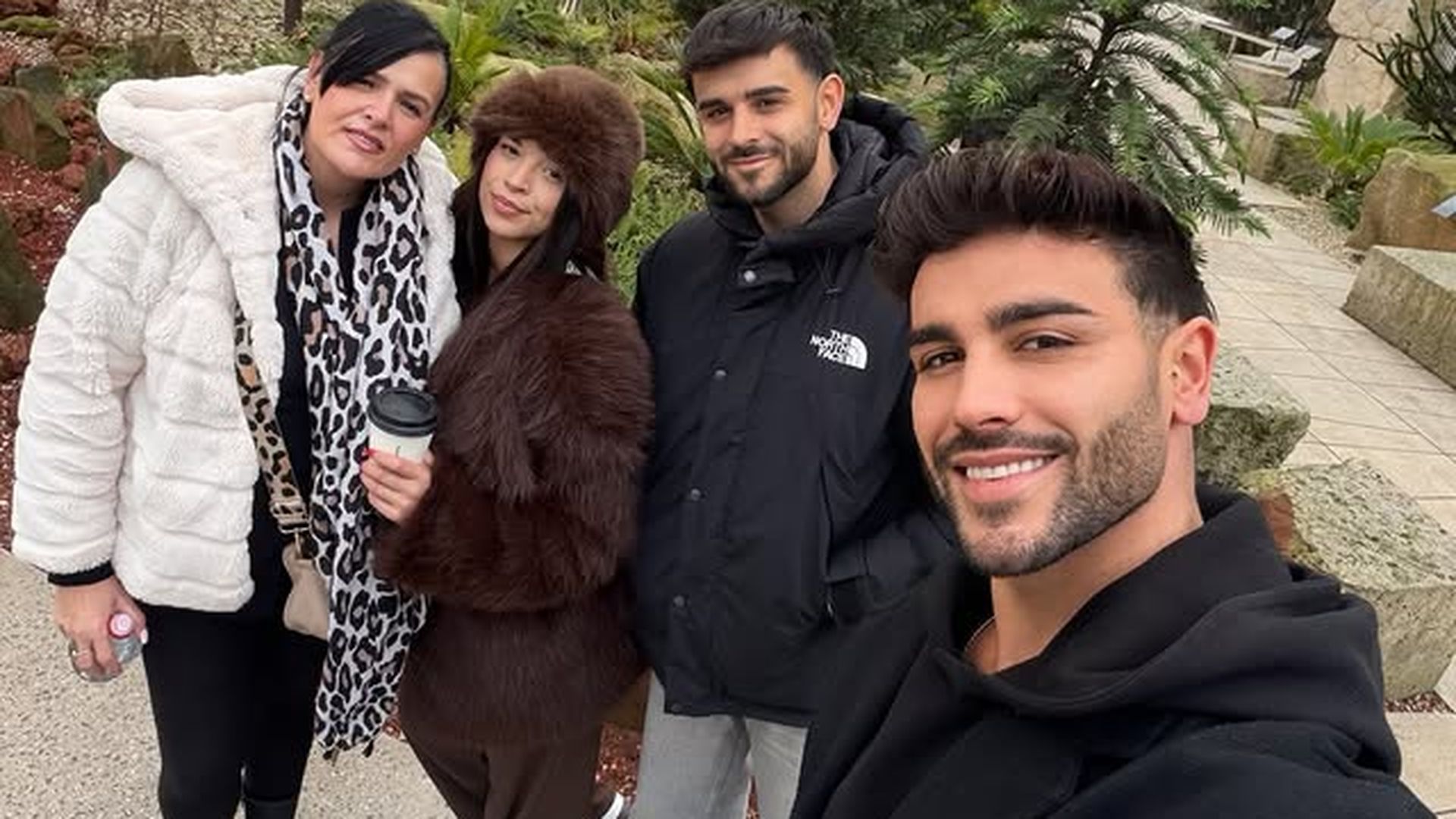 Jesús, el hermano de Gerard Arias (en la imagen, con el resto de la familia) es bombero forestal y tiene 28 años