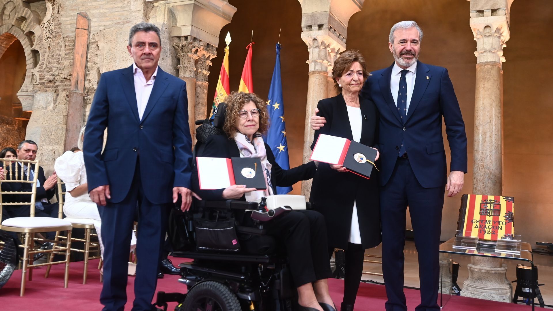 Jorge Azcón entrega la Medalla al mérito deportivo a título póstumo a los dos montañeros fallecidos