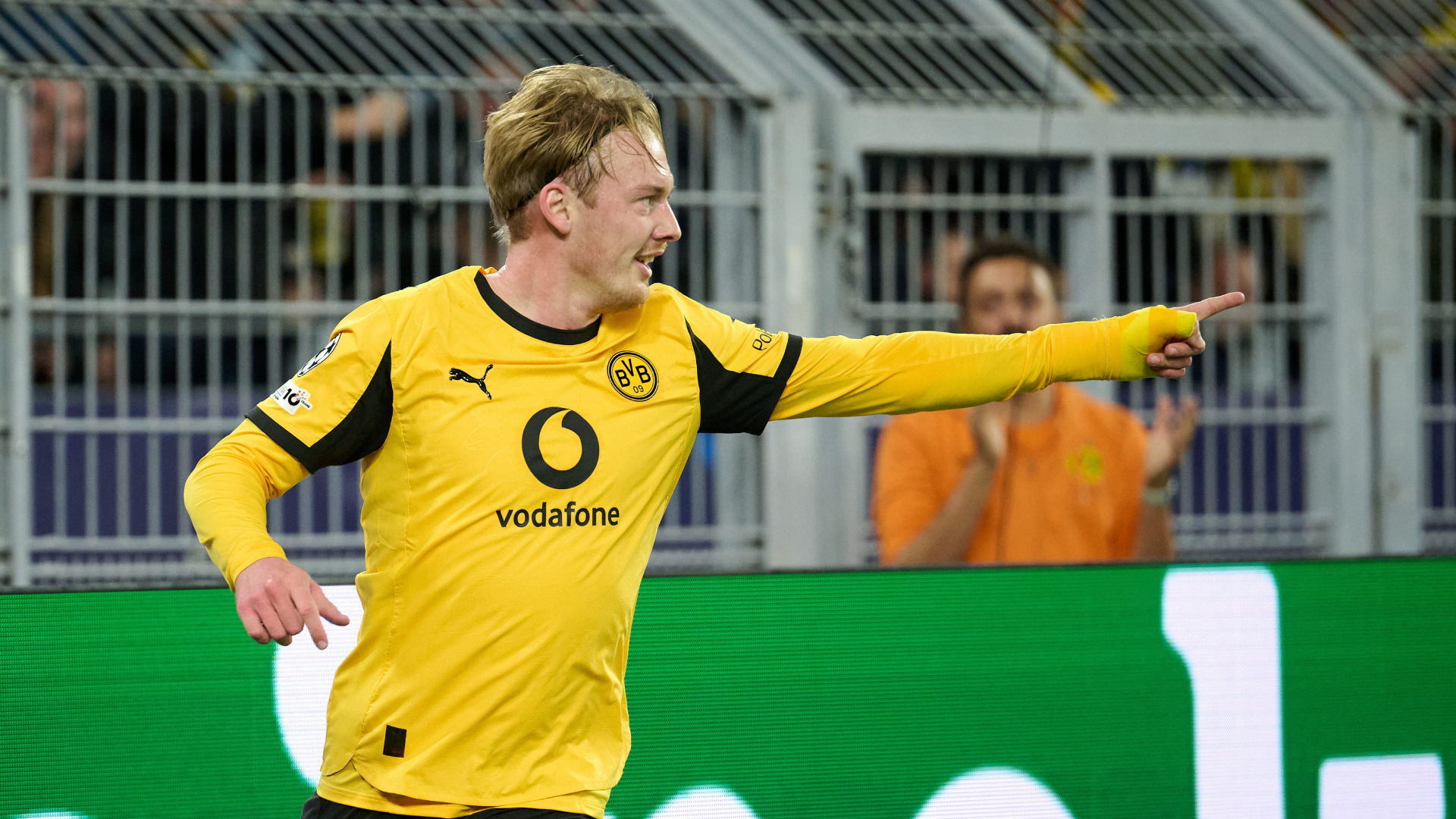 Julian Brandt celebra un gol con el Borussia Dortmund