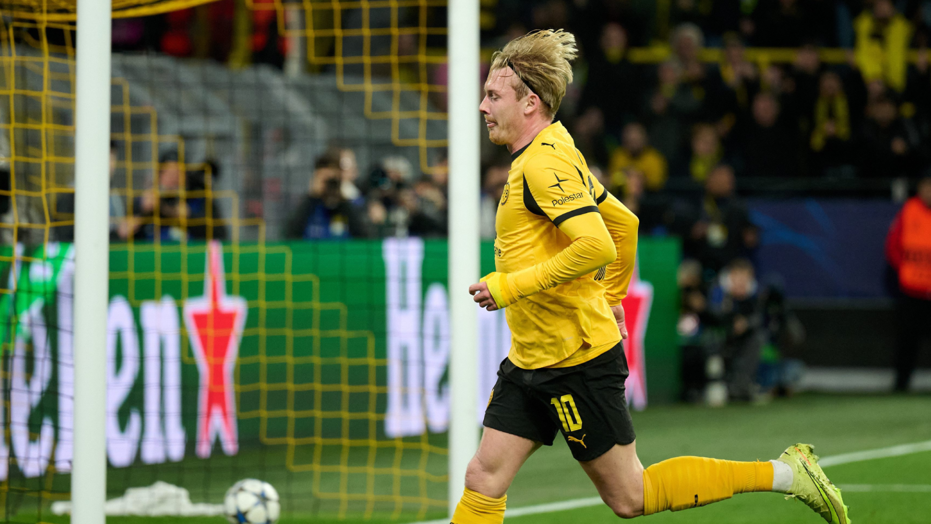 Julian Brandt celebra un gol con el Borussia Dortmund