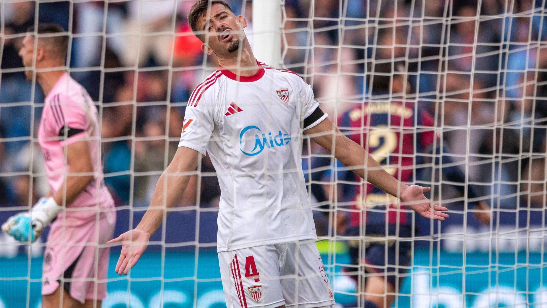 Kike Salas, ante el Levante