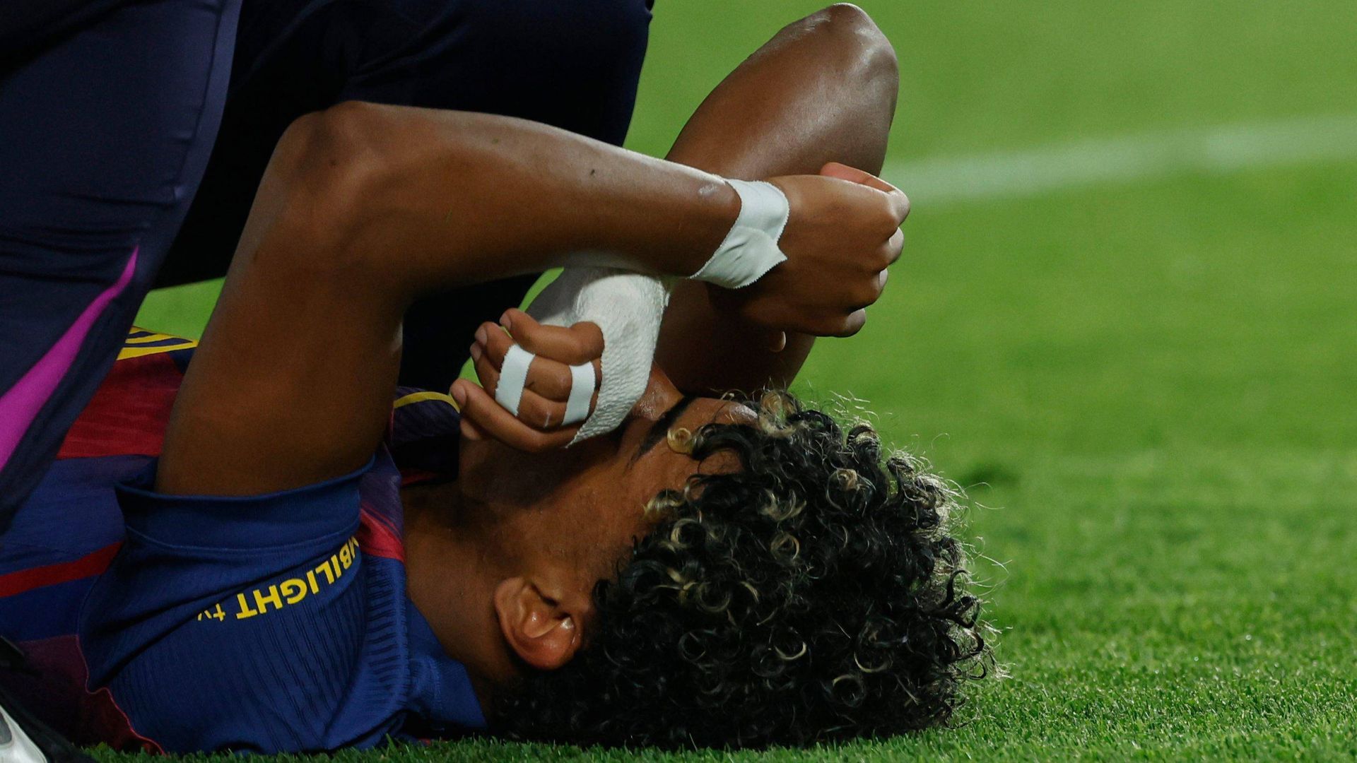 Lamine Yamal se duele de su lesión con el Barcelona