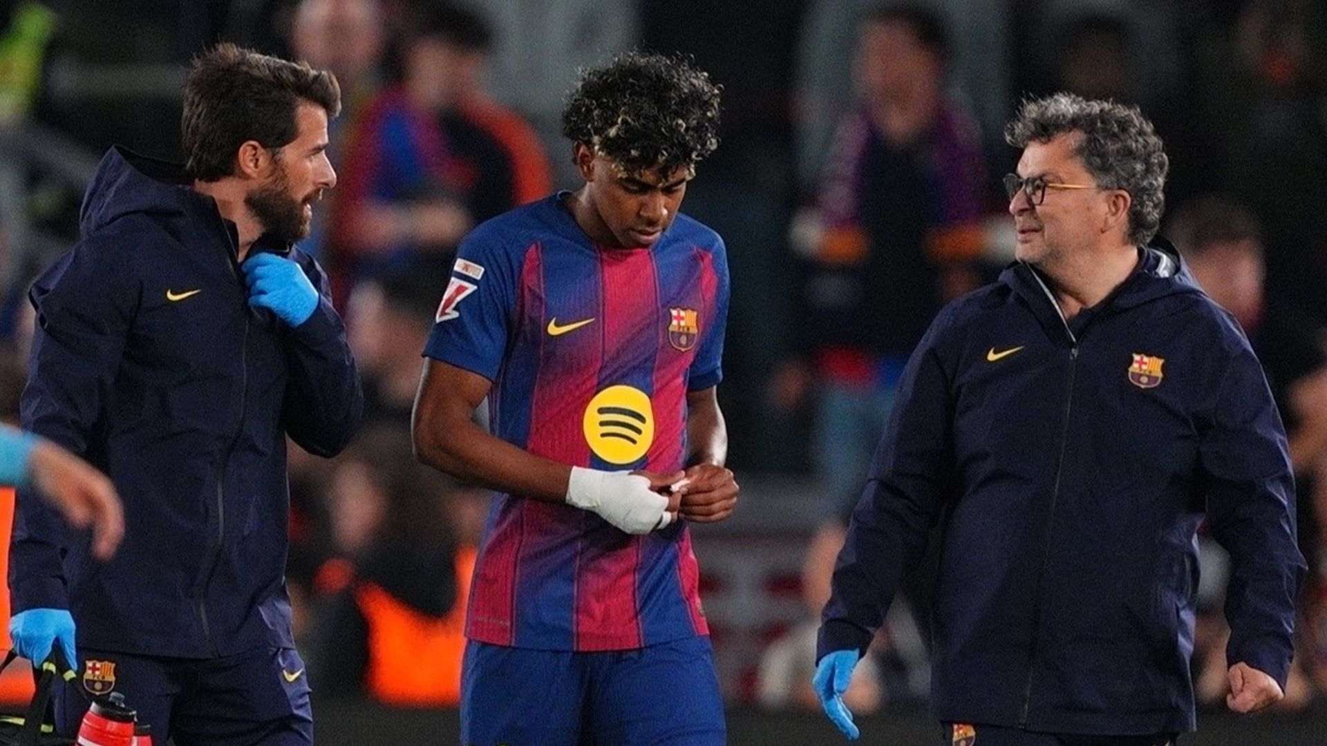 Lamine Yamal se retira lesionado en el FC Barcelona