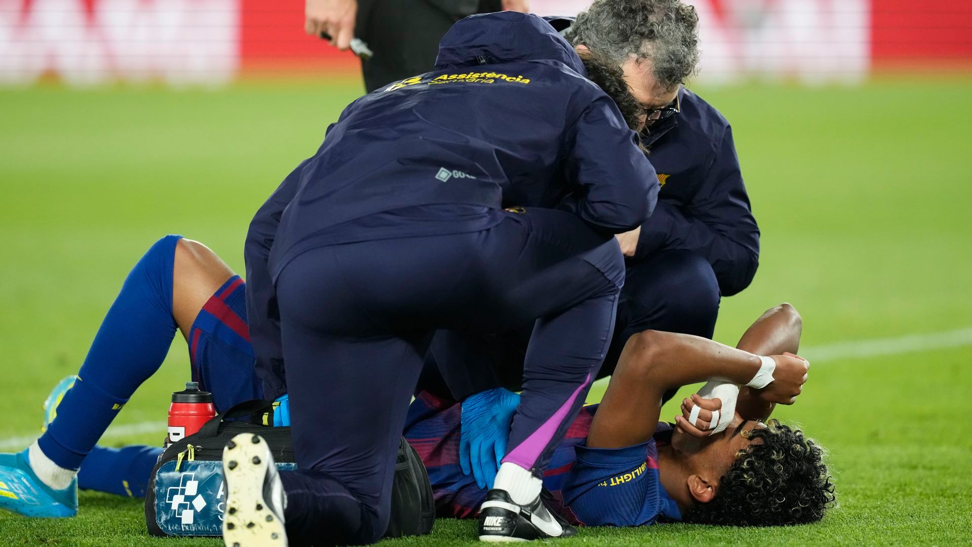 Lamine Yamal siendo atendido por los médicos durante el partido