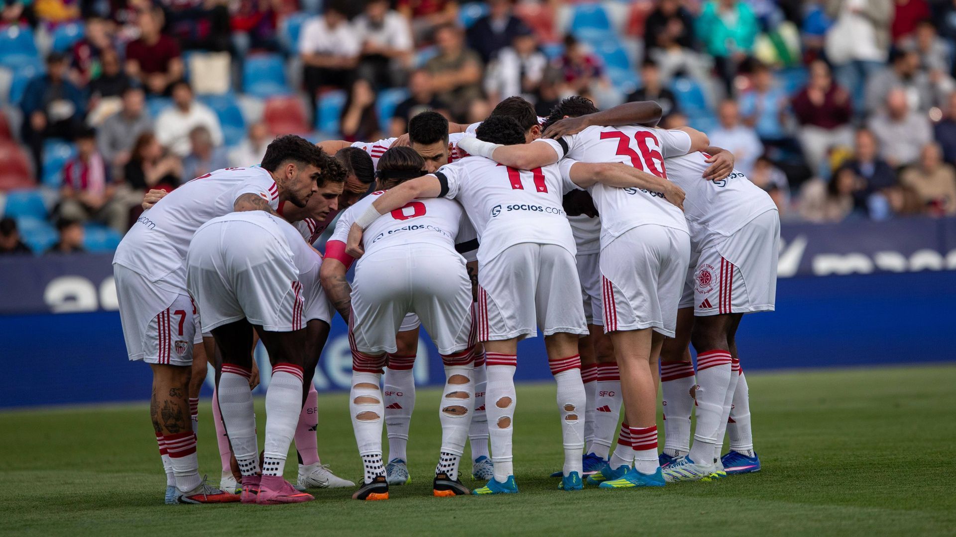 Los jugadores del Sevilla, antes del Levante