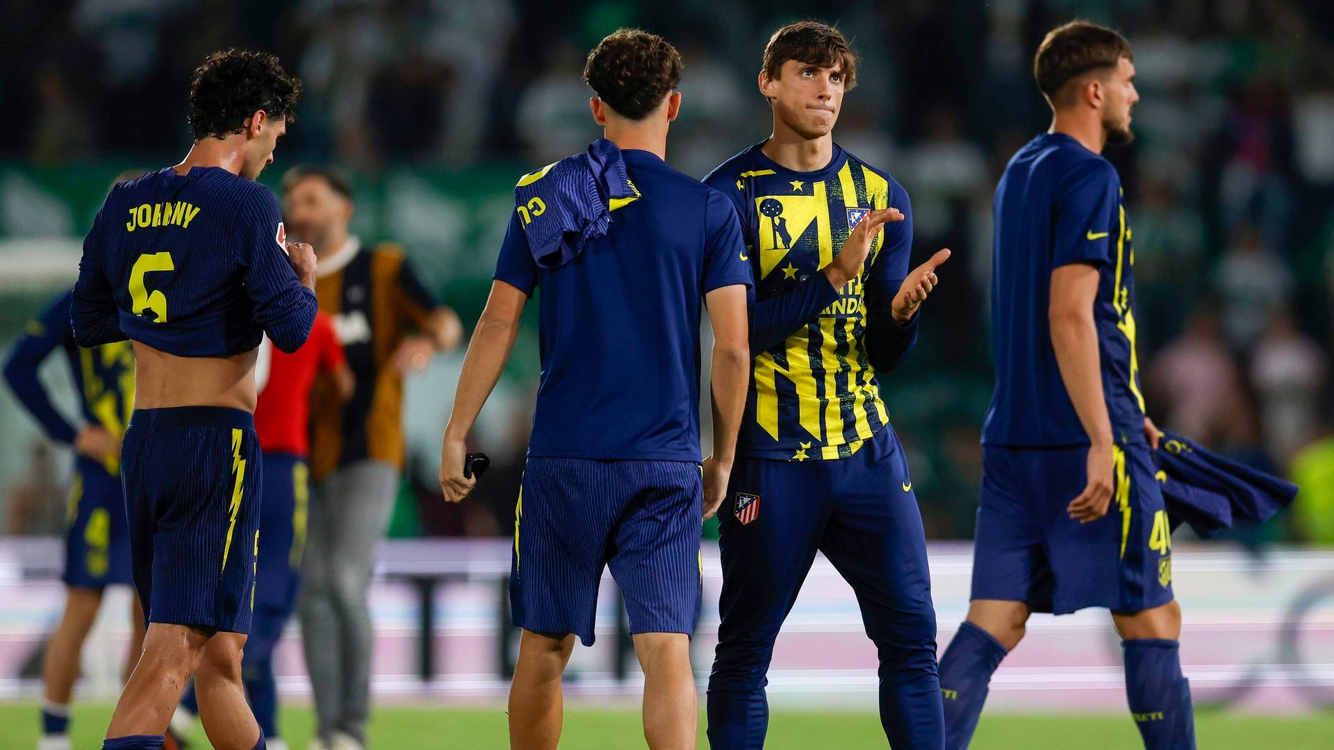 Los jugadores rojiblancos agradecen el apoyo en el Martínez Valero