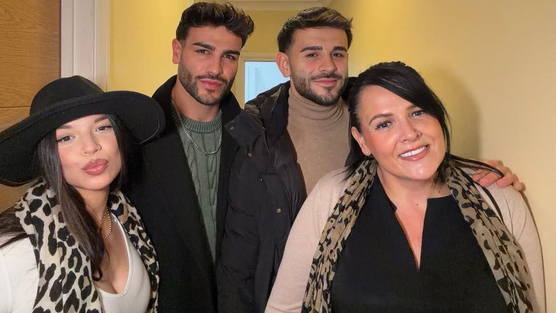 Marta Arias, la hermana pequeña de Gerard (en la imagen, con él, su hermano Jesús y su madre), es psicóloga