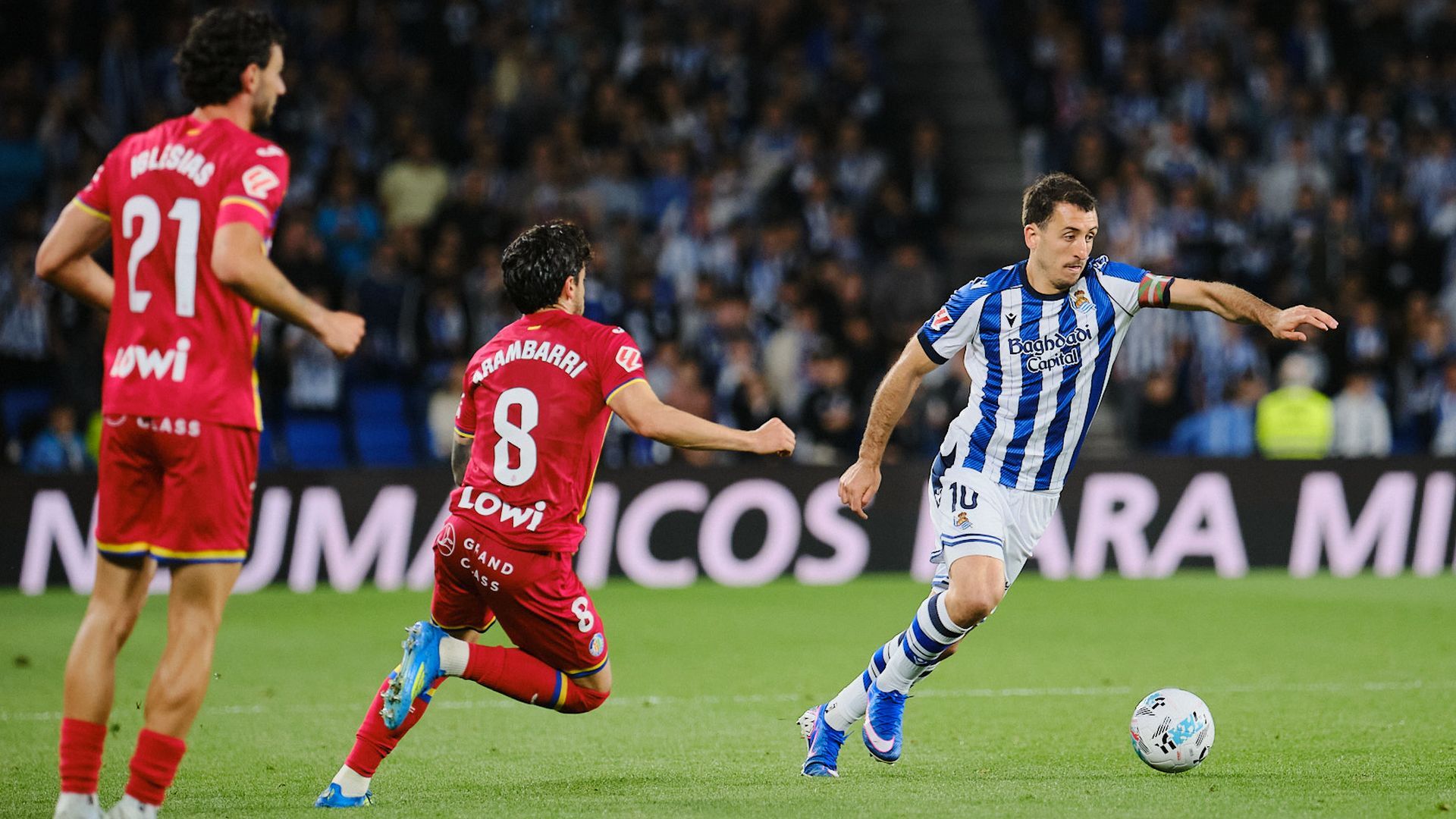 Mikel Oyarzabal, ante Arambarri y Juan Iglesias