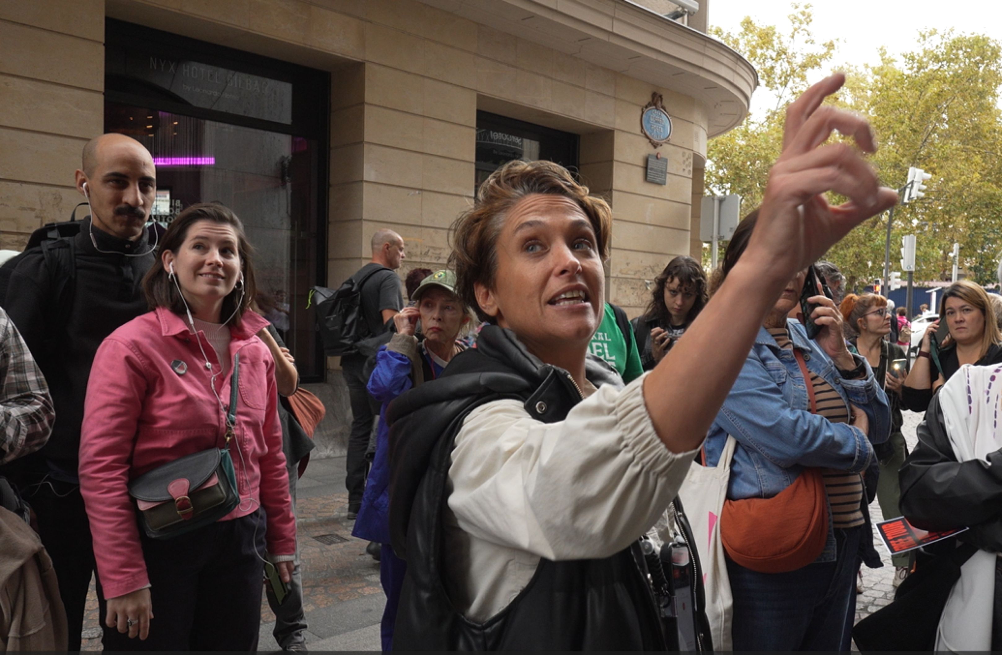 Participan vecinos afectados por la transformación del centro de Bilbao y artistas y performers locales, como la actriz Juana Lor o la artista Haizea F. Allika
