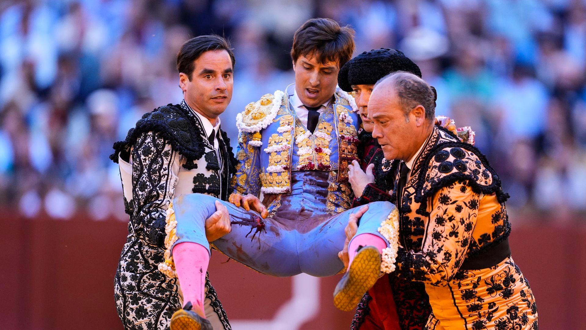 Roca Rey ha sido trasladado por su cuadrilla a la enfermería