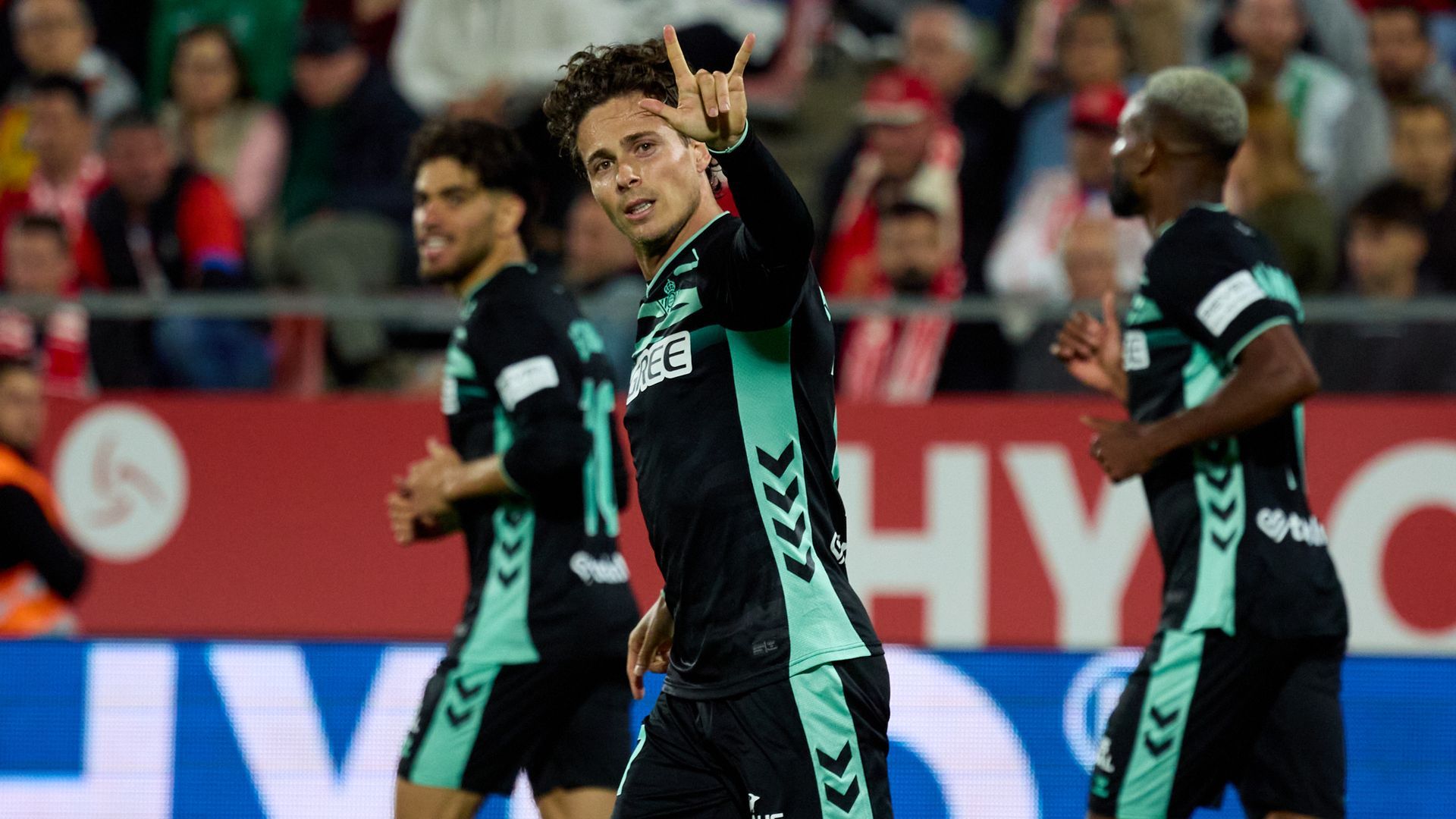 Rodrigo Riquelme celebra su gol en Montilivi