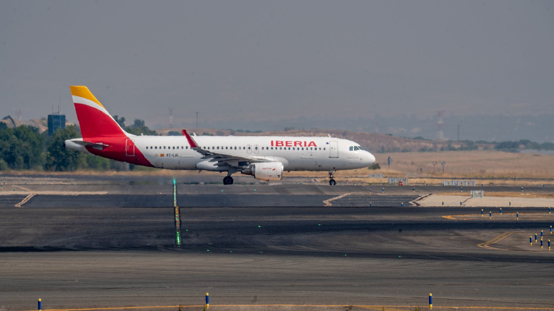 Un avión en el aeropuesto de Barajas