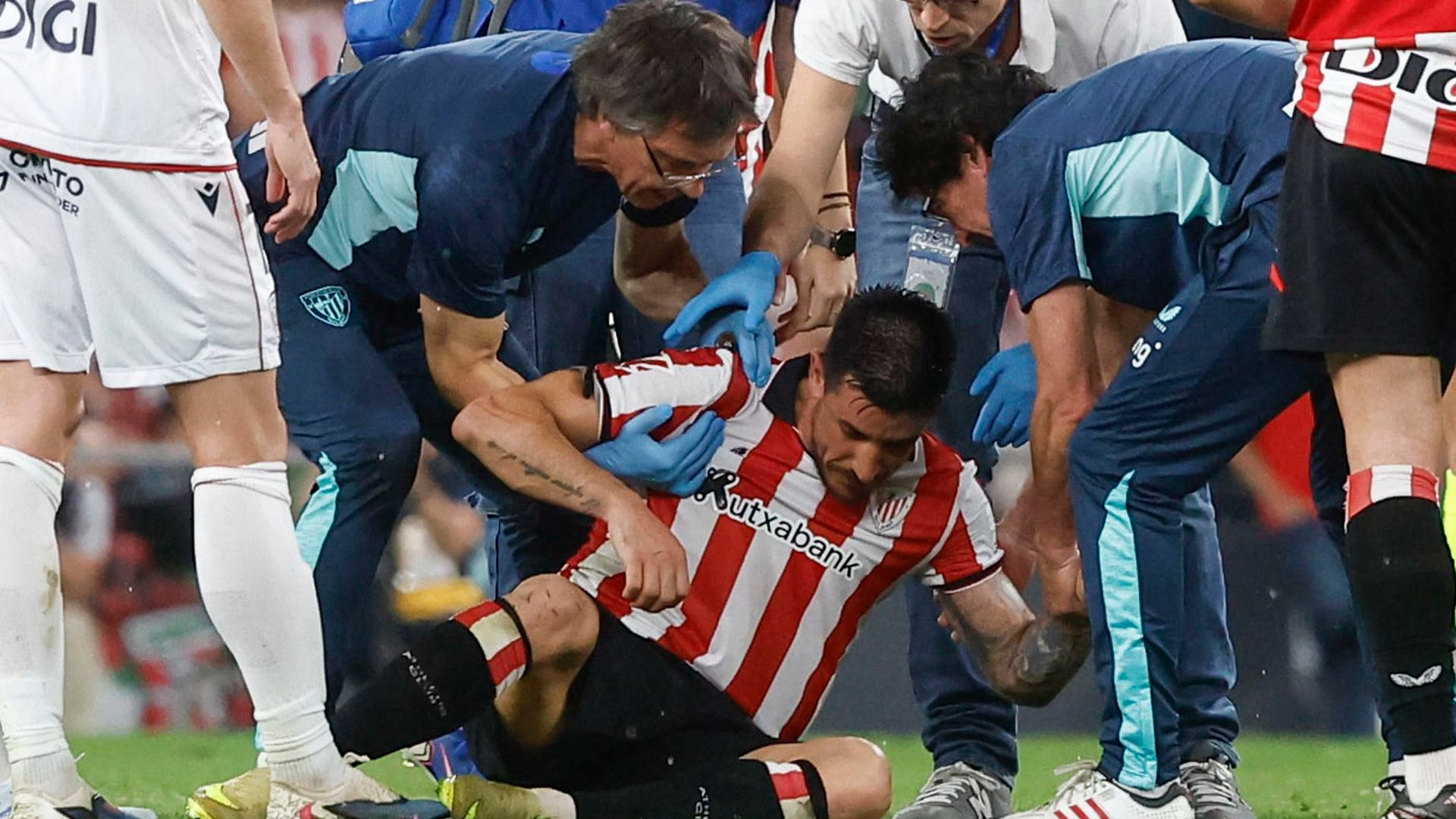 Yuri Berchiche atendido en el partido ante Osasuna en San Mamés