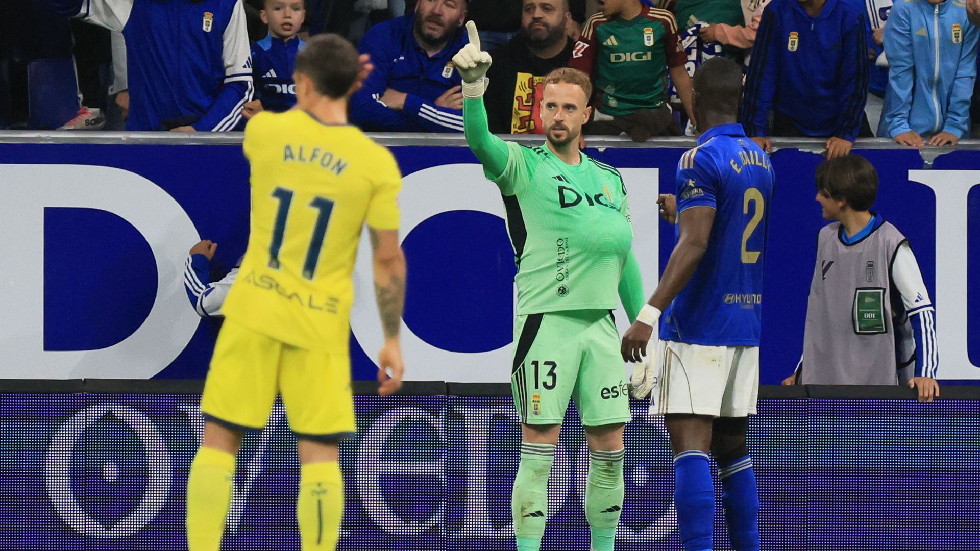Aarón Escandell celebra la parada a Dani Parejo