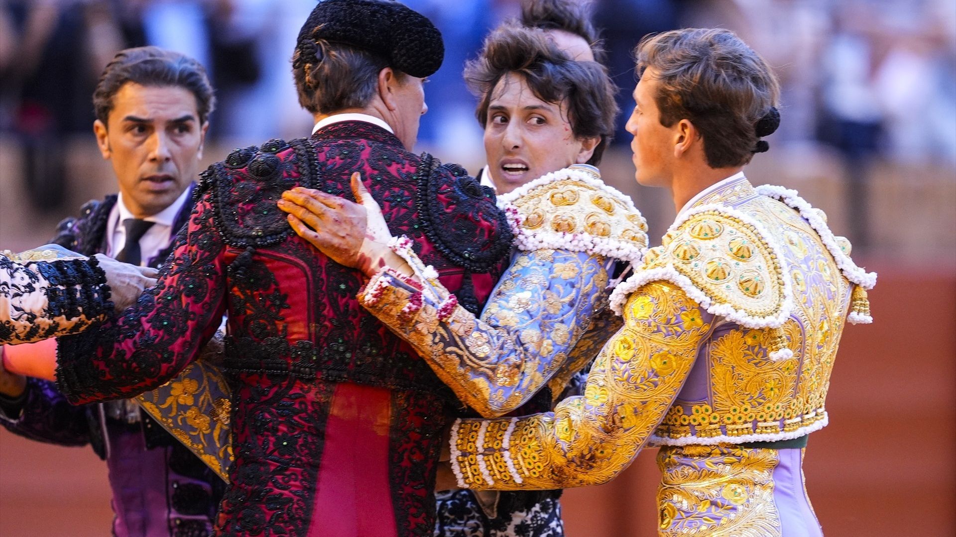 Andrés Roca Rey, siendo evacuado de La Maestranza tras la cogida de toro que ha sufrido en el muslo