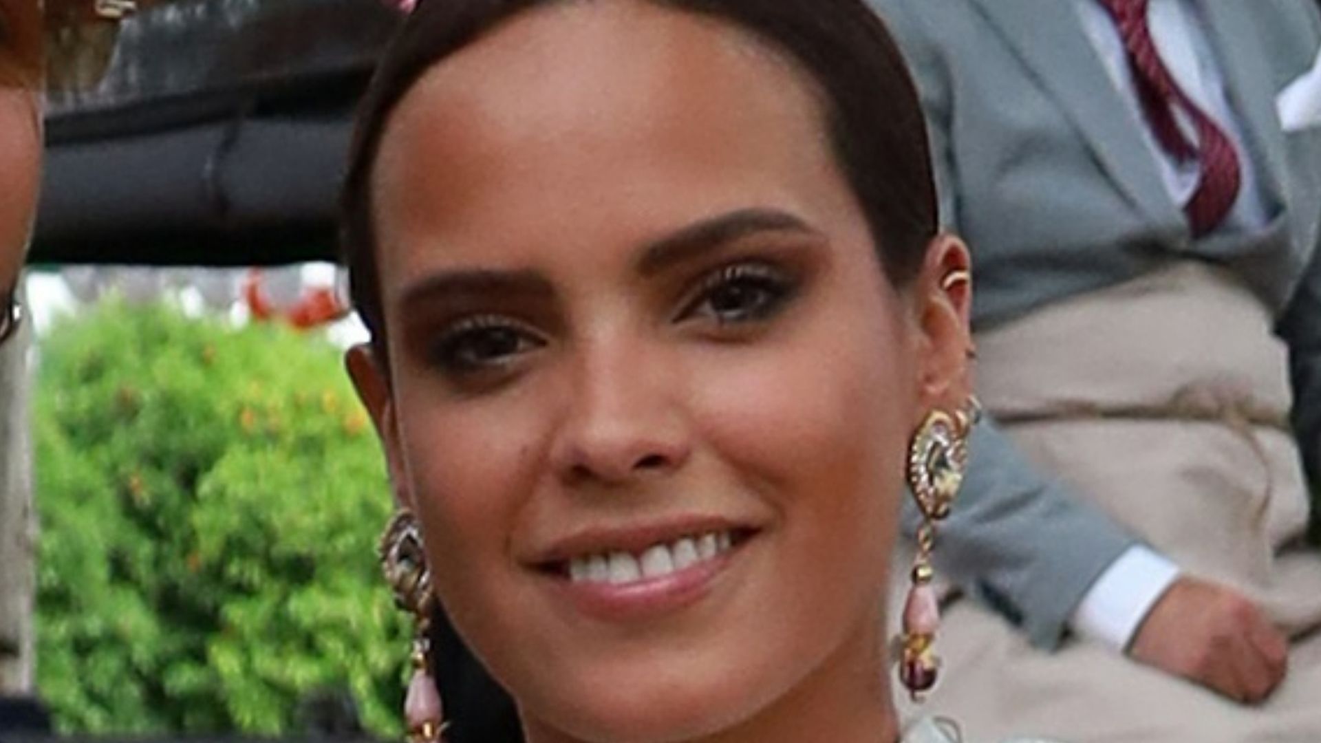 Gloria Camila revoluciona la Feria con un vestido de flamenco hecho con un nórdico y una funda de cojín