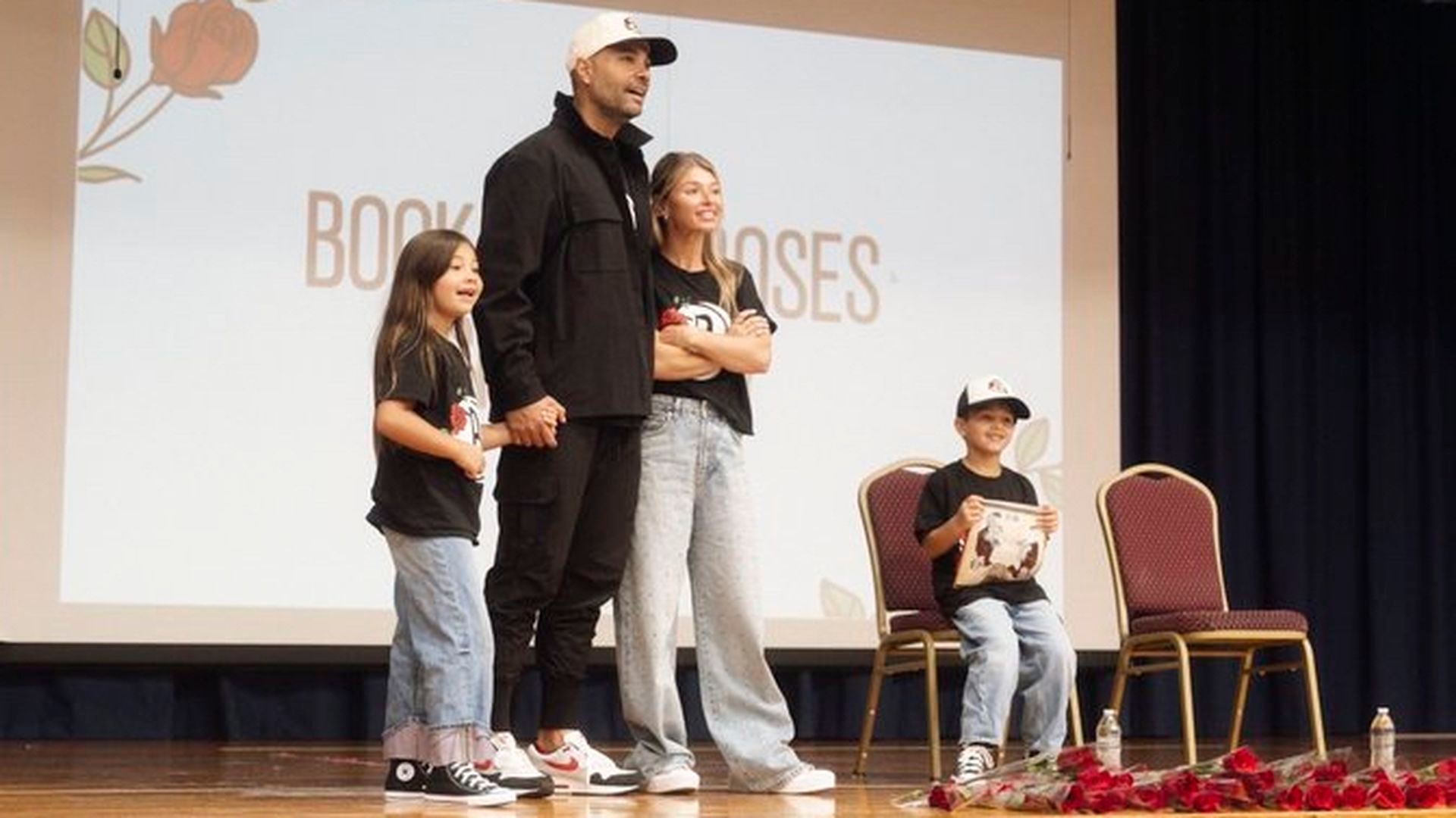 Jordi Fernández y su mujer durante la celebración de Sant Jordi con los Brooklyn Nets