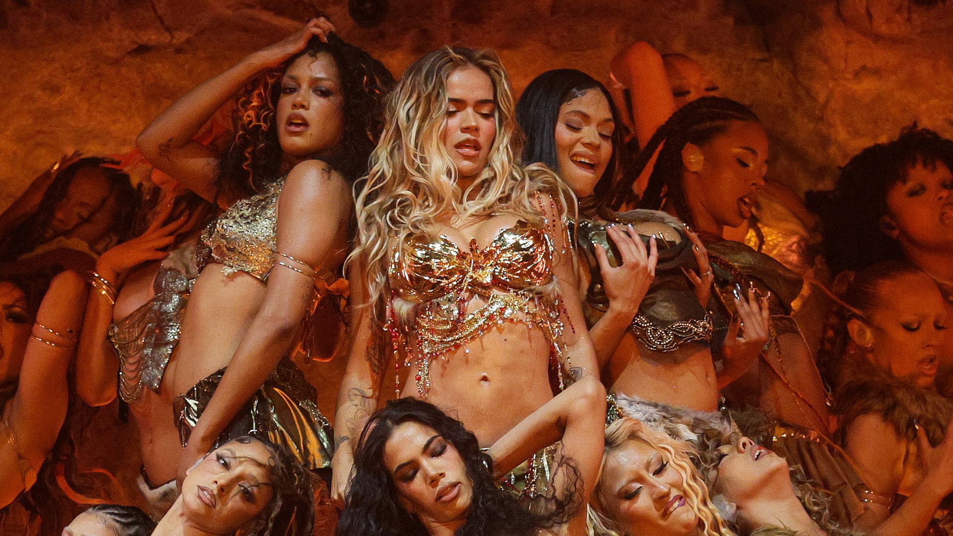 Karol G actuando en Coachella