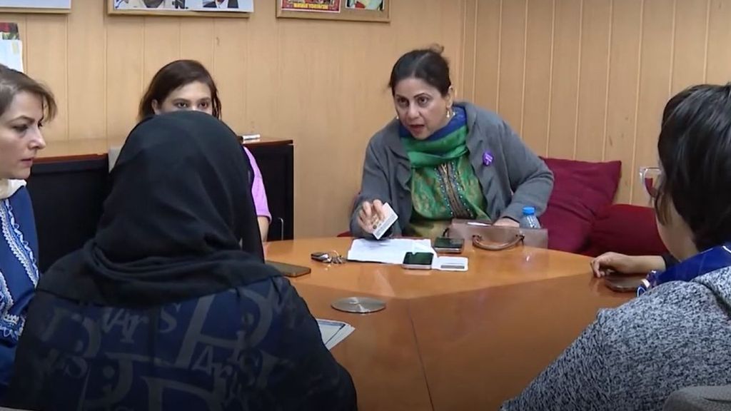 Los que ayudan a los inmigrantes más vulnerables a no quedarse fuera de la regulación: de mujeres pakistaníes a africanos o cubanos