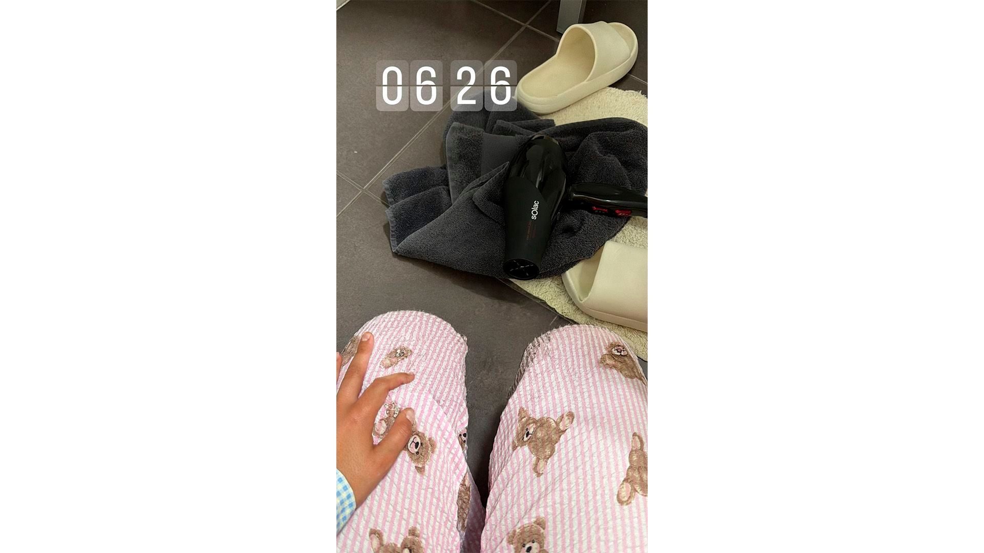 Marieta intentando calmar el dolor con un secador